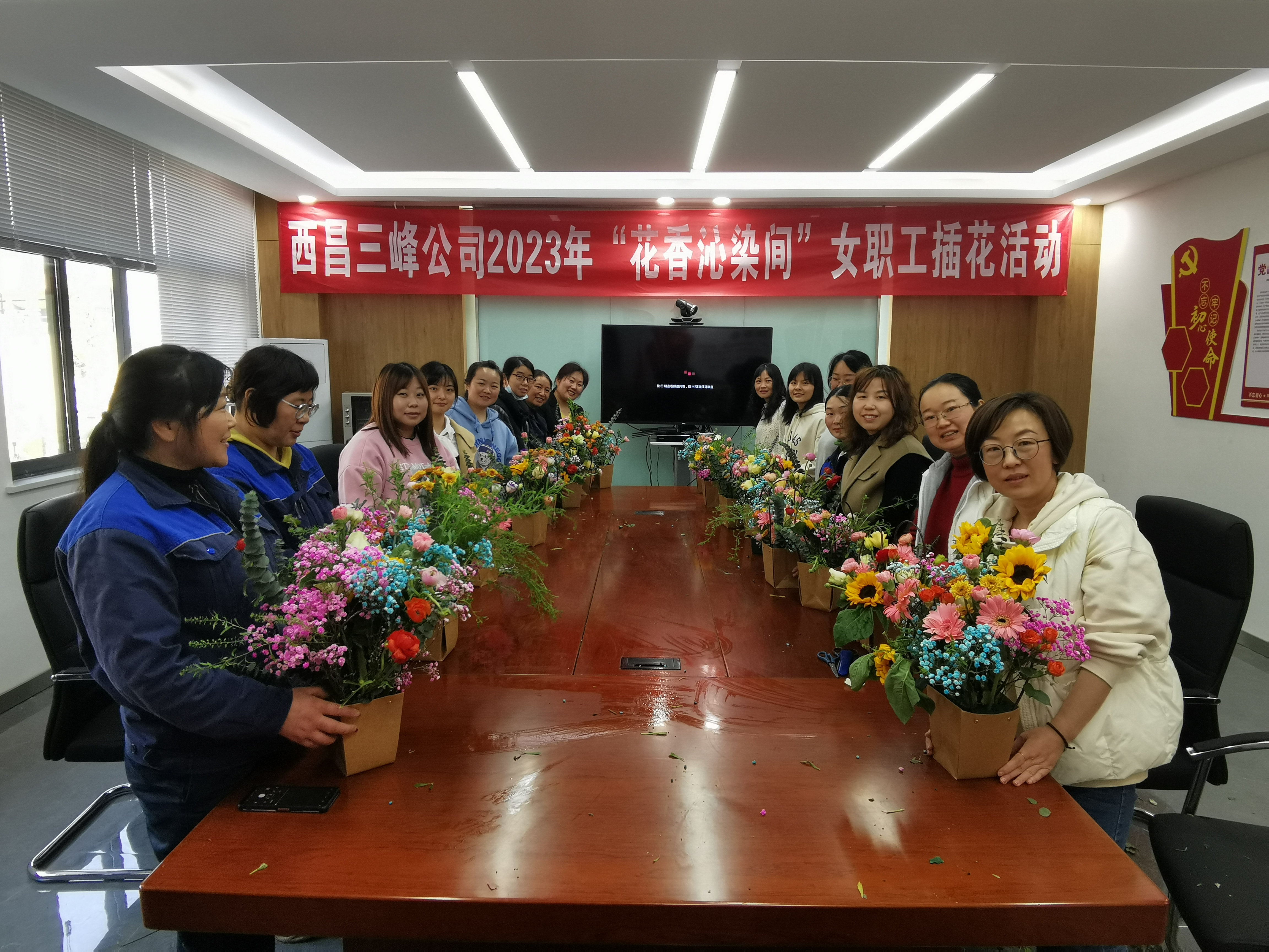 3月7日，四川西昌公司開展“花香沁染間”插花活動。.jpg