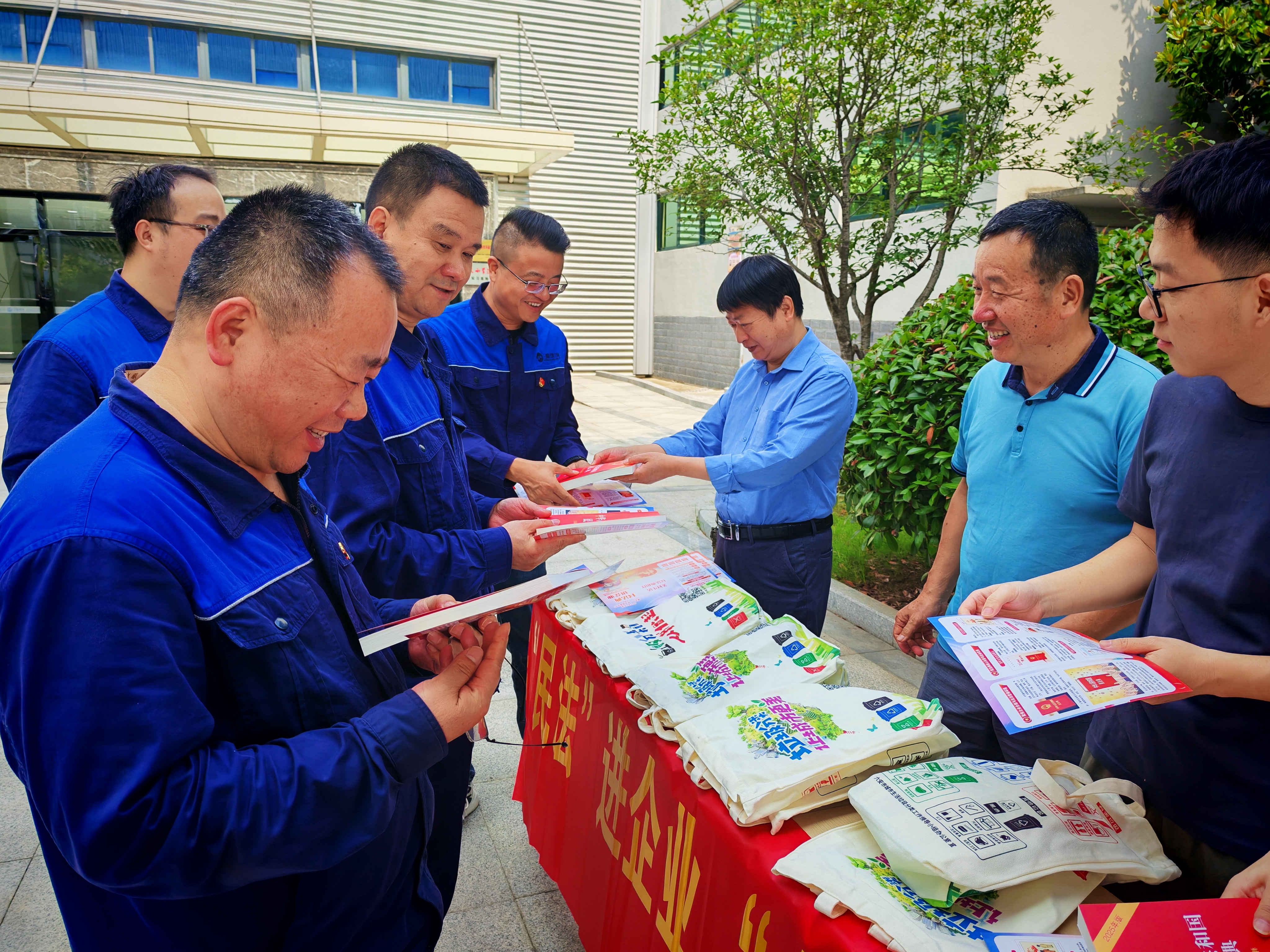 環(huán)衛(wèi)處民法典進企業(yè)照片1.jpg 環(huán)衛(wèi)處民法典進企業(yè)照片1.jpg